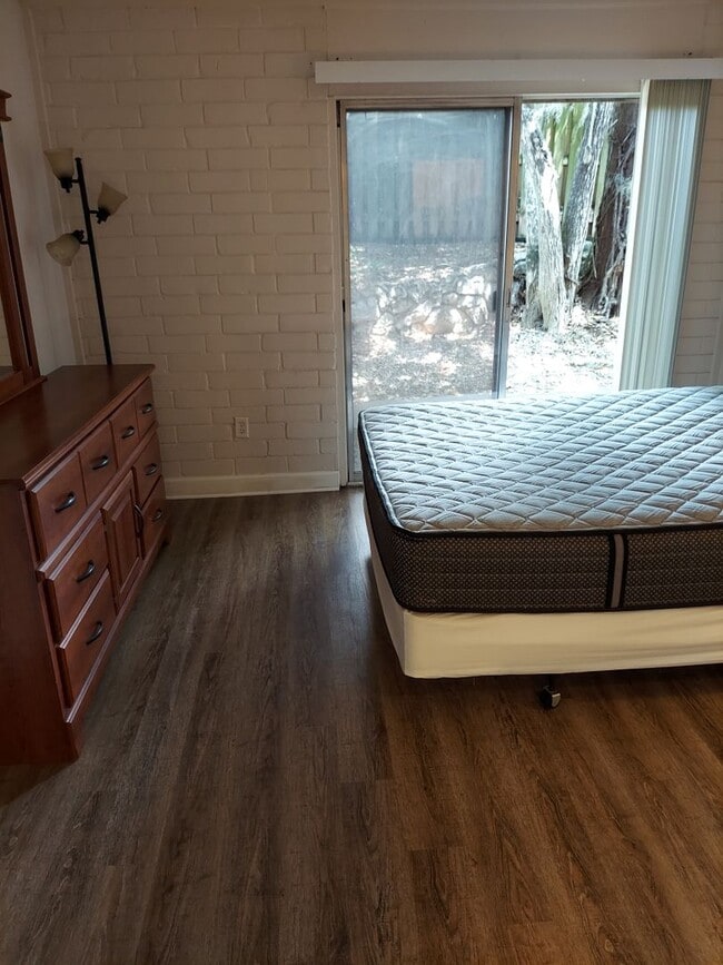 Foto del edificio - When Minutes Matter, Live Where You Work and Play @ Summit House Condominiums!