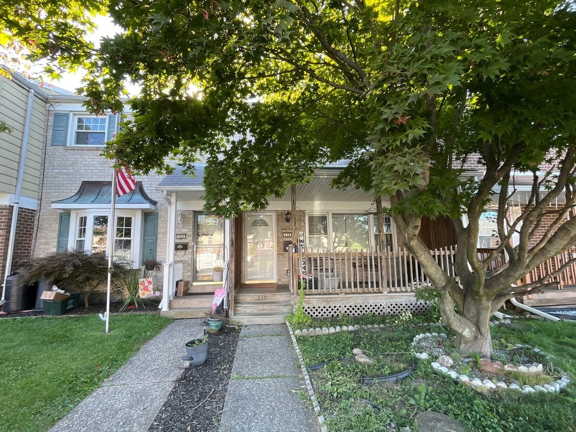 Foto principal - Beautifully updated 3-bedroom, 1.5-bath to...