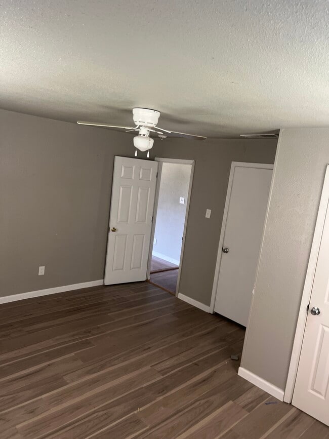 Building Photo - 216 Creekview Ln