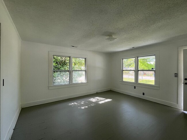 Building Photo - 206 Richlands Ave