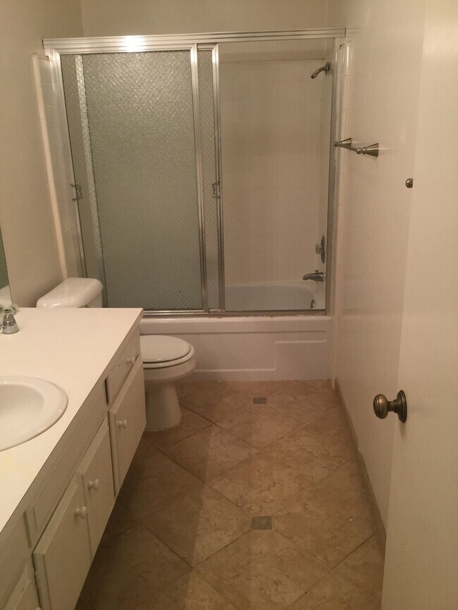 Building Photo - Beautiful 2 bedroom duplex near the beach!