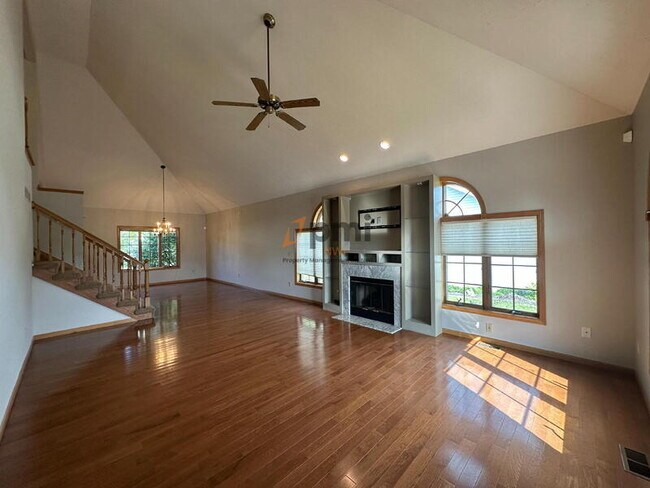 Foto del edificio - 384 Kingsmill Dr