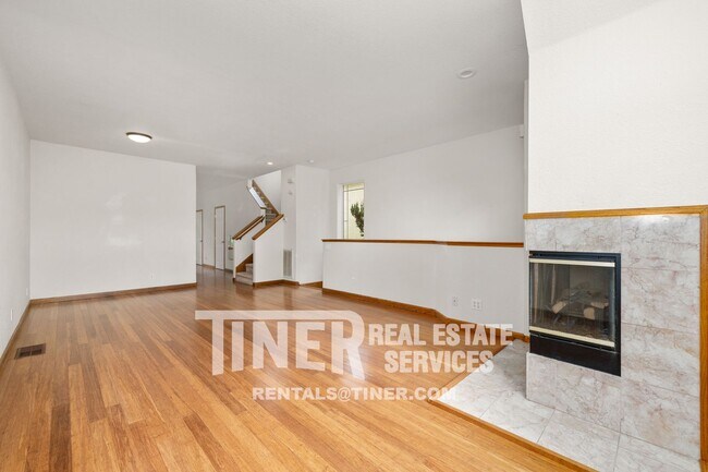 Building Photo - 2 Bedroom Modern Townhome in the Heart of ...