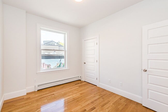 Building Photo - 8/1 Sunny, renovated 3BR right in Porter Sq!
