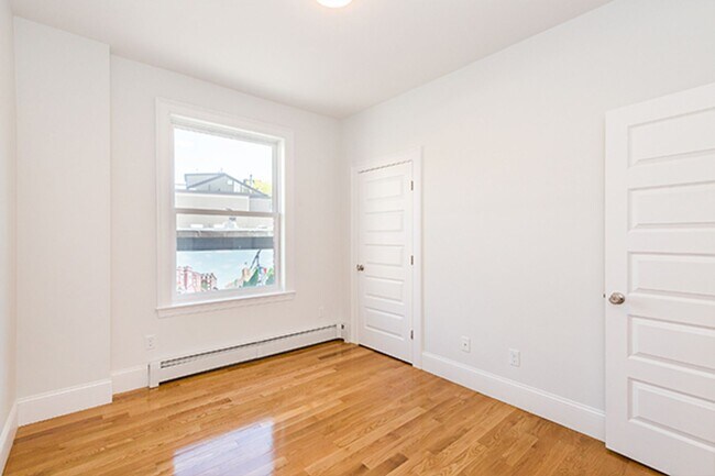 Foto del edificio - 8/1 Sunny, renovated 3BR right in Porter Sq!