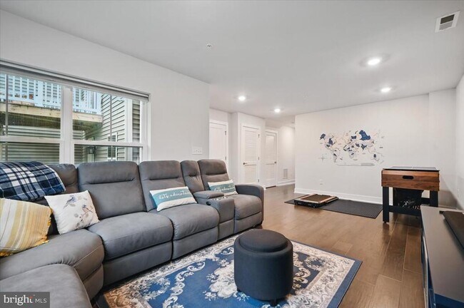 Foto del edificio - 825 Pecan Rd
