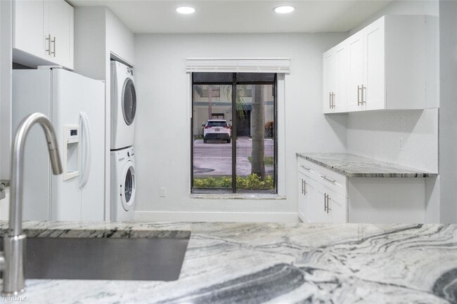 Building Photo - 3 br, 2.5 bath Townhome - 9095 SW 21st Ct ...