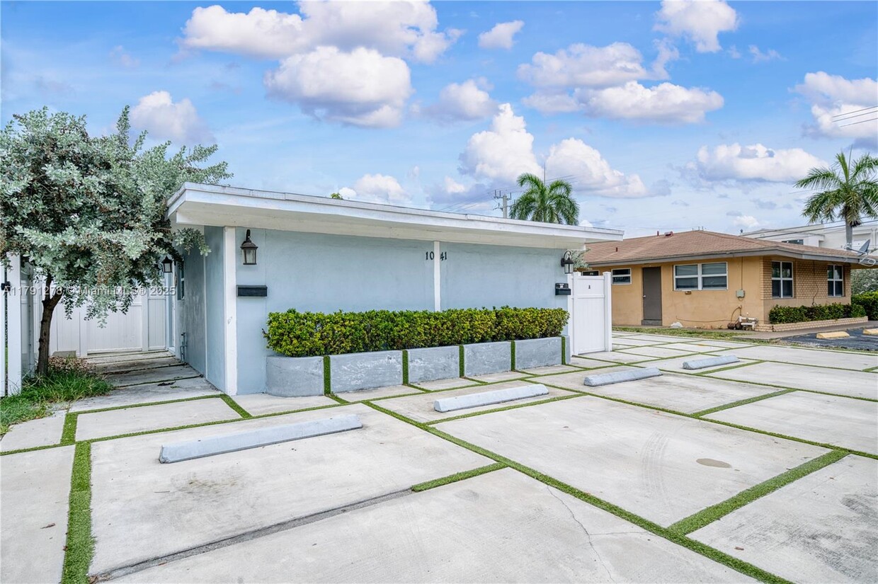 Primary Photo - 1041 NE 9th Ave