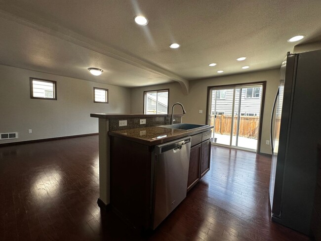 Foto del edificio - Beautiful 4-Bedroom 2.5-Bathroom Home in M...