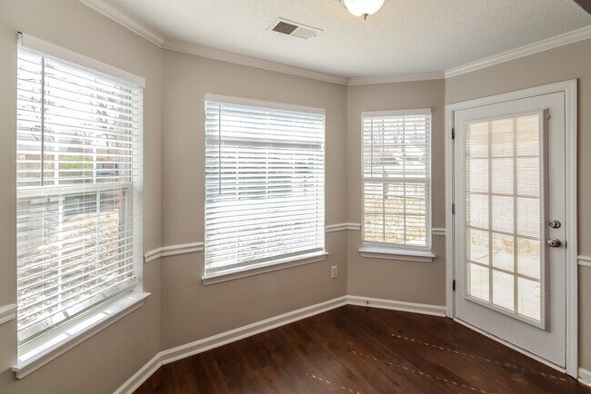 Foto del edificio - 9807 Pigeon Roost Park Cir