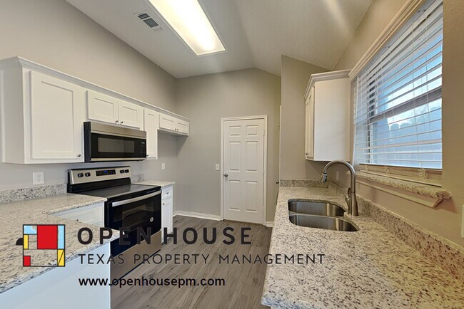 Building Photo - 5550 Northfield Dr, Fort Worth