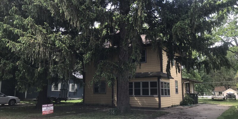 Primary Photo - Large Renovated 4 Bedroom with Huge Yard a...