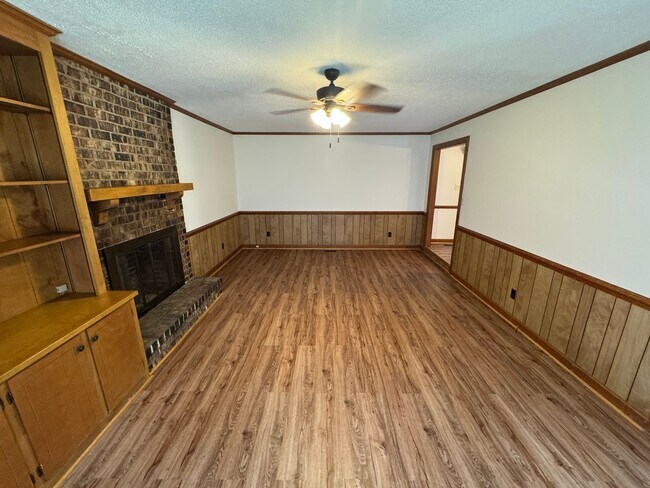 Foto del edificio - Spacious Rooms, Deck and Detached Garage /...