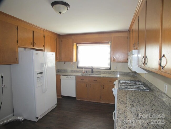 Foto del edificio - 6561 Morehead Rd