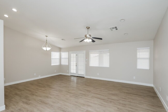 Building Photo - 922 Strider Dr