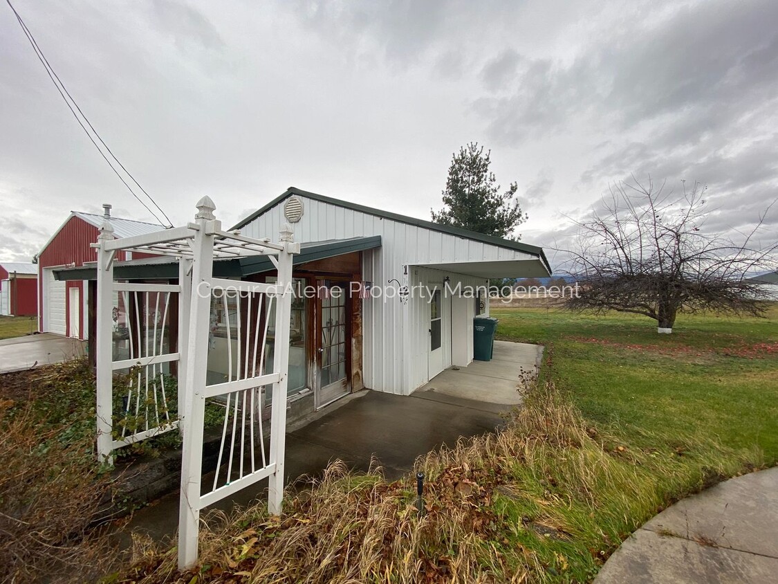 Primary Photo - Studio House in Post Falls!