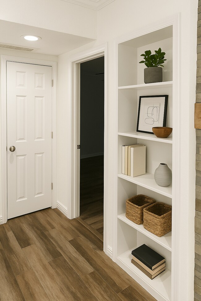 Estantería y armario de almacenamiento en el recibidor - 1880 White Oak Dr