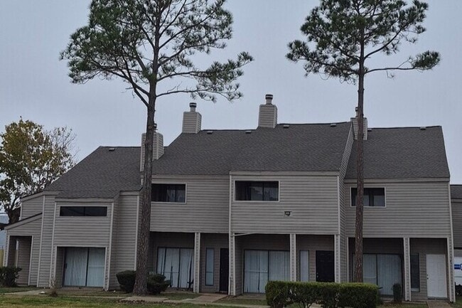 Building Photo - Golden Village Townhomes
