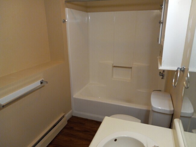 Full bathroom - 9 Melton St