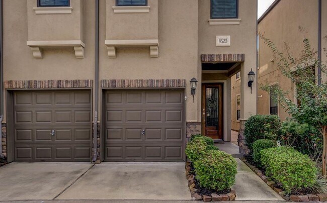Building Photo - 11623 Royal Oaks View