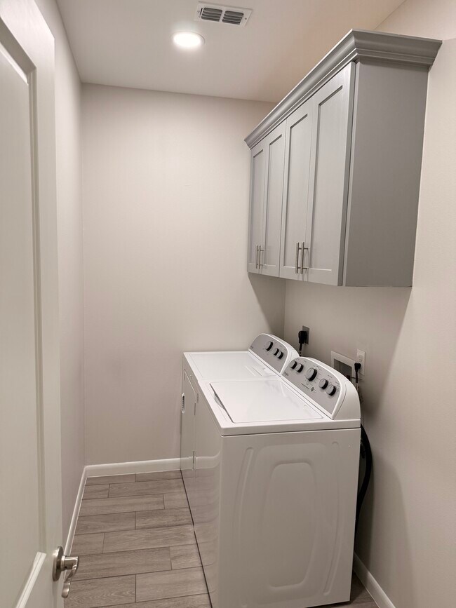 Laundry room - 5905 Nightingale