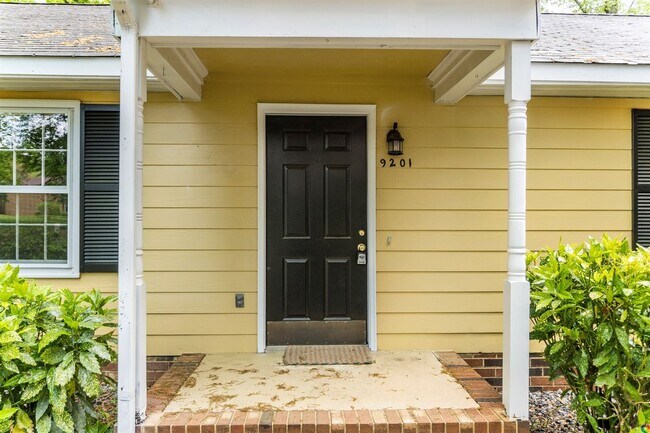 Building Photo - Beautifully Updated 3 Bedroom Rancher in B...
