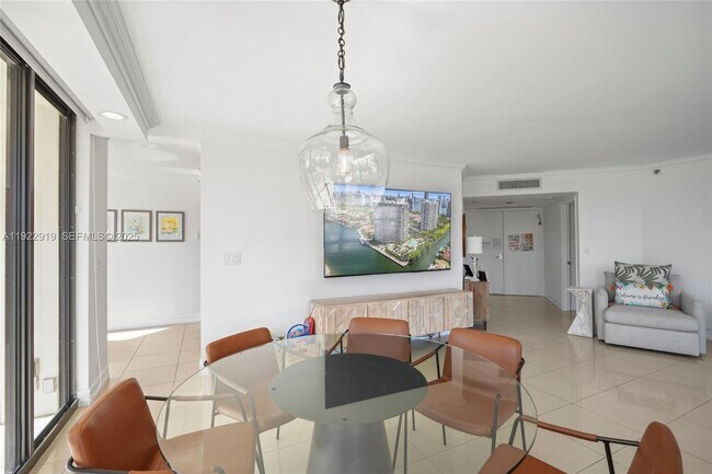 Foto del edificio - 1000 W Island Blvd