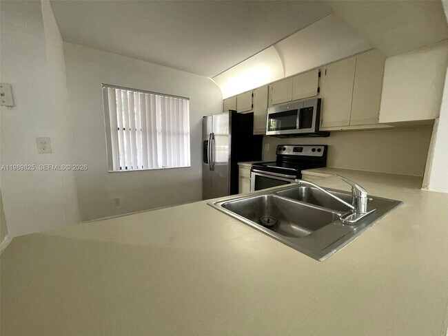 Foto del edificio - 2390 Coral Springs Dr