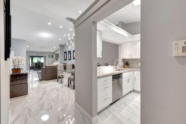 Building Photo - 10927 Dolphin Palm Ct