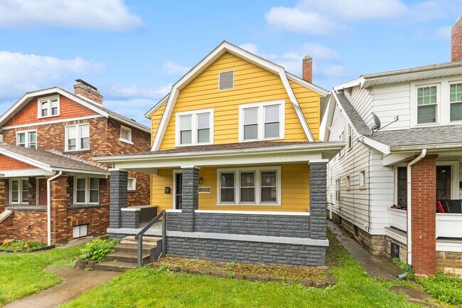 Foto del edificio - Charming 3-Bed Dutch Colonial with Modern Updates & Massive Yard – Minutes from German Village!
