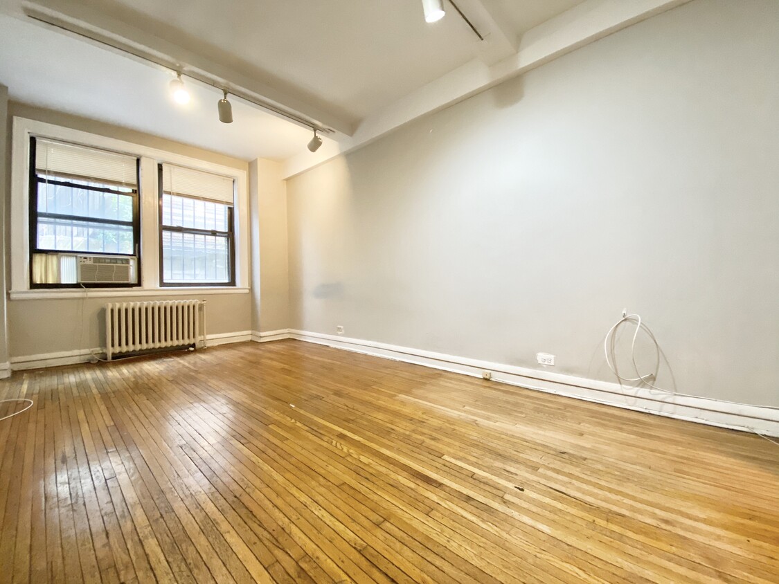 Foto principal - 457 W 57th St