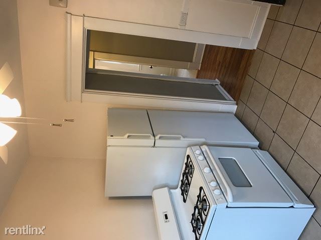 Building Photo - 1537 Rosewood Ave