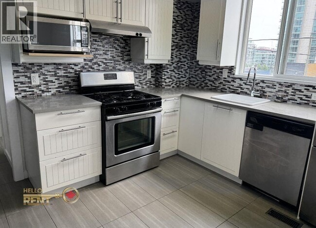 Building Photo - 130 Lonsdale Ave