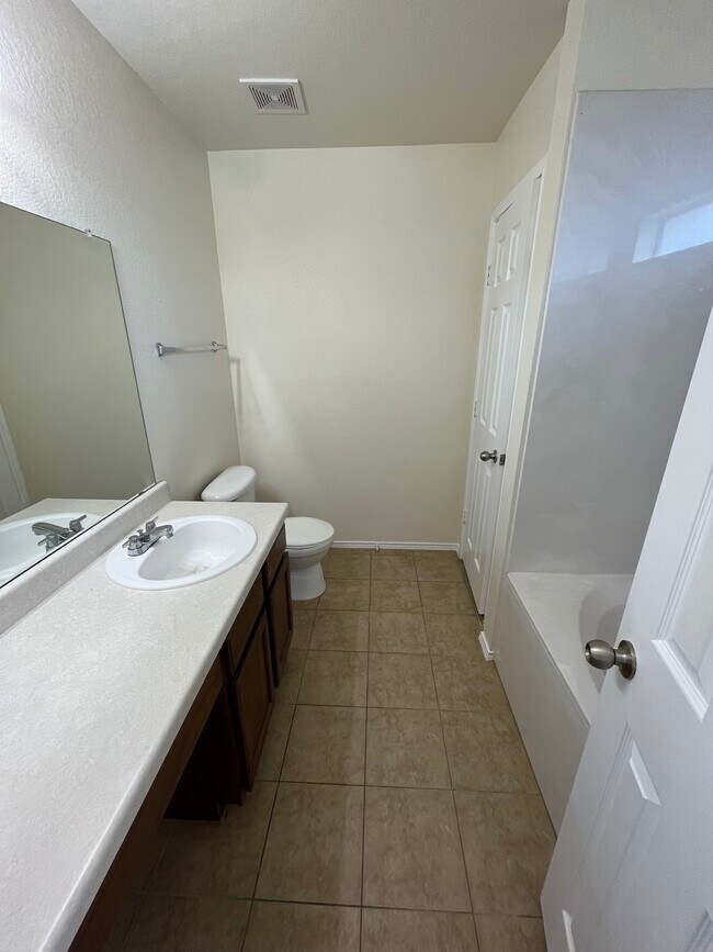 Building Photo - 824 Sugar Brook Dr