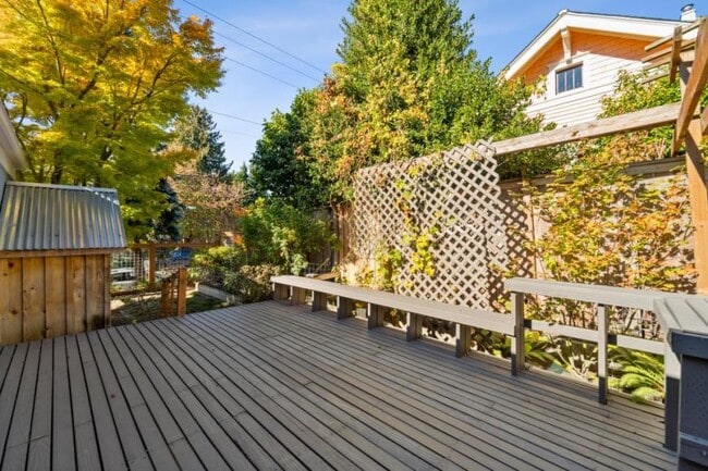 Foto del edificio - 3 bedroom in Seattle WA 98117