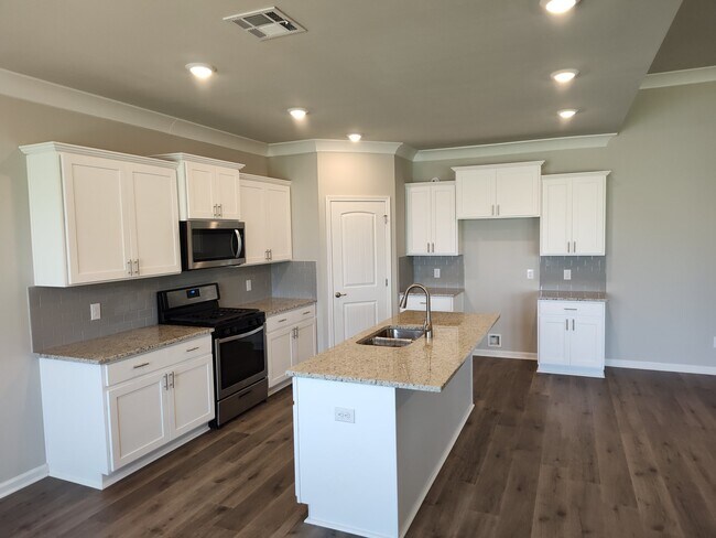 Foto del edificio - 108 Hardwood Dr