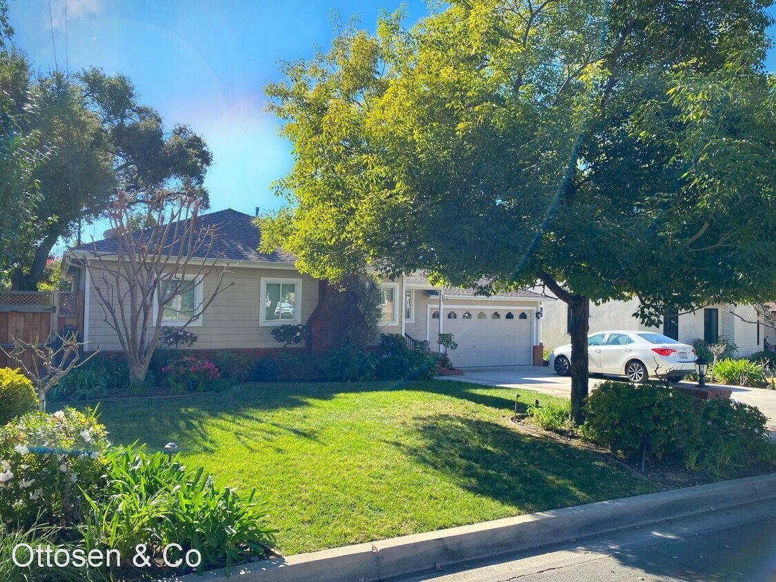 Primary Photo - 3 br, 2 bath House - 1656 E First St