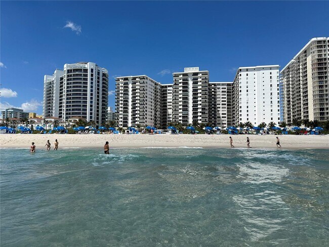 Building Photo - 6039 Collins Ave