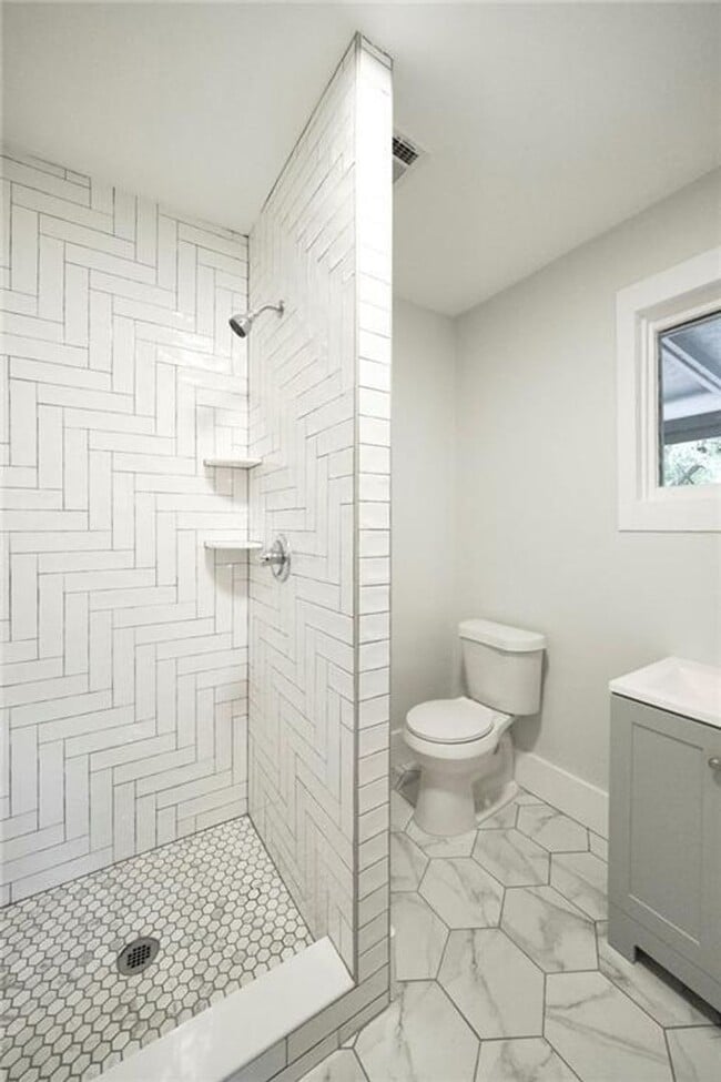 Building Photo - High Class -  Hyde Park Hacienda - Huge 1 Bedroom - New Finish Out - Pet Friendly - Huge Yard - E...