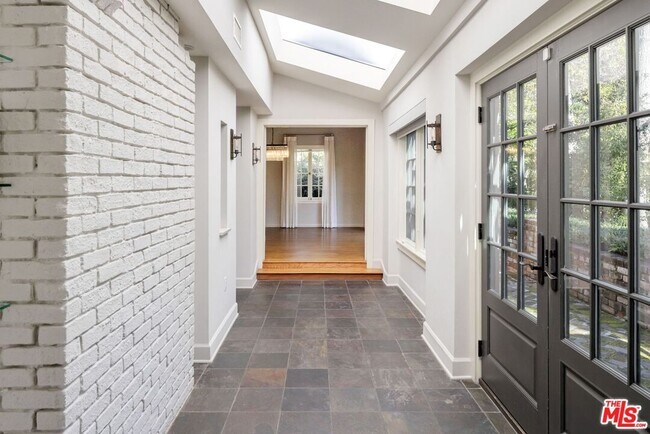 Foto del edificio - 627 Elm Dr