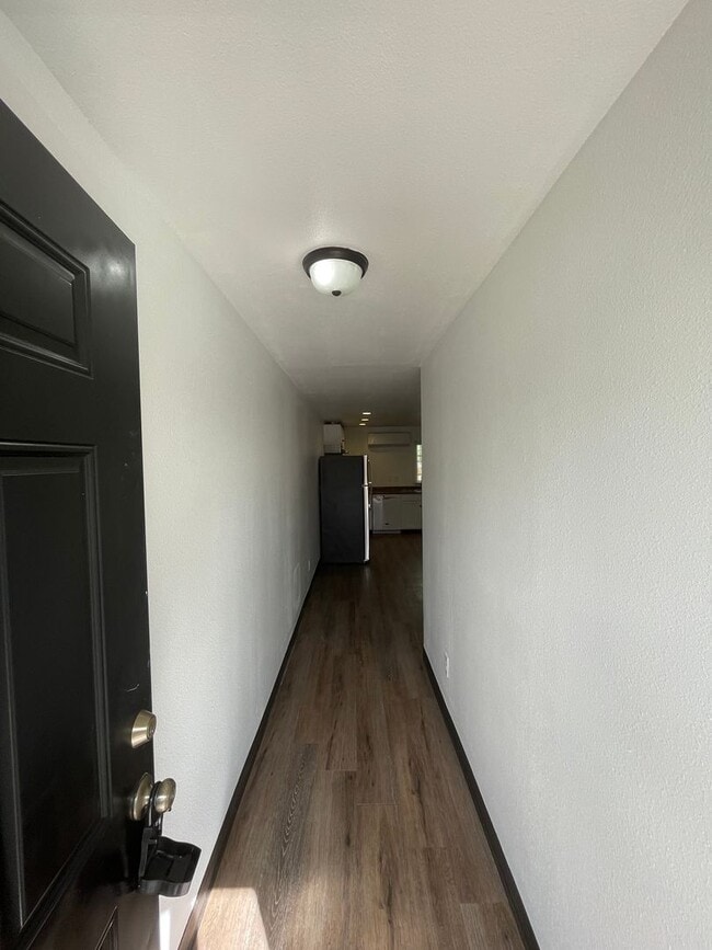 Building Photo - 595