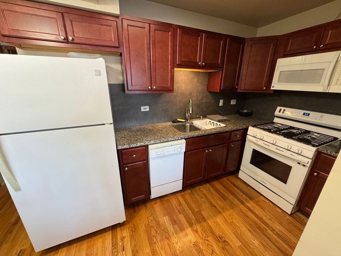 Primary Photo - 6215 W Belmont Ave