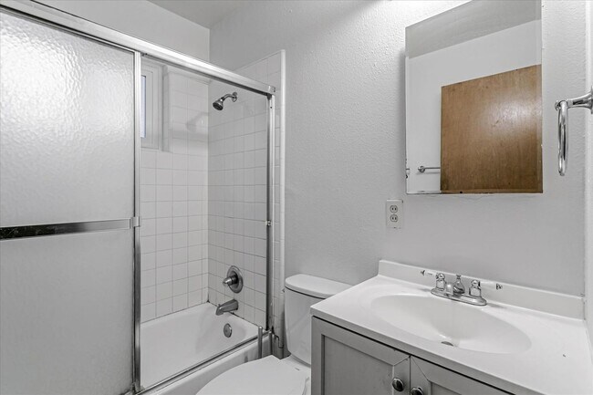 Foto del edificio - Lovely 2 Bedroom 1 Bathroom Apartment
