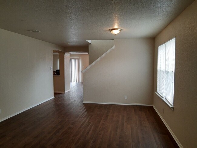 Foto del edificio - NE SA BEAUTIFUL & SPACIOUS Two Story 3 bdr...