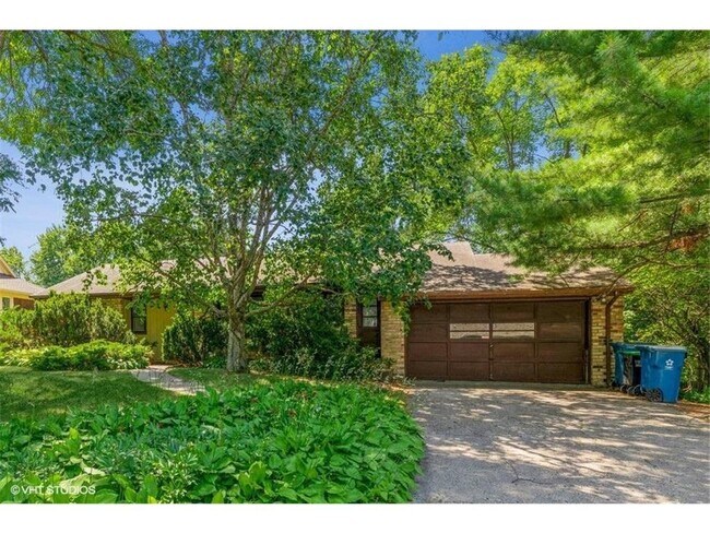 Foto del edificio - 5121 Blossom Ct
