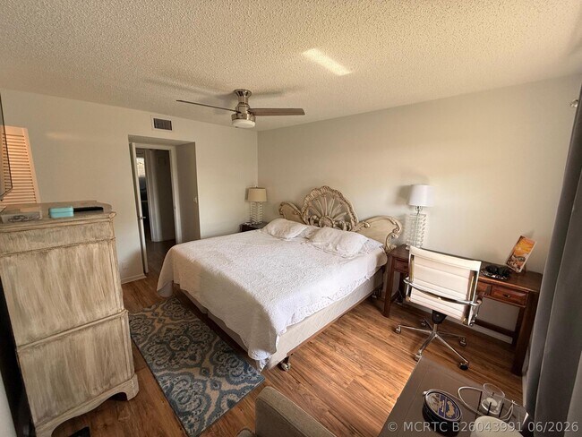 Foto del edificio - 9923 Three Lakes Cir
