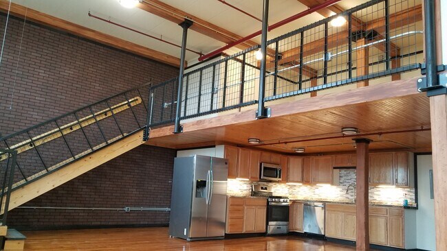 Building Photo - 691 Trump St