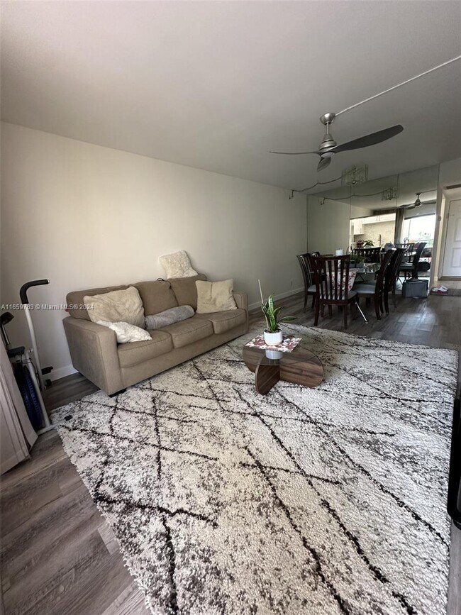 Foto del edificio - 9370 SW 8th St