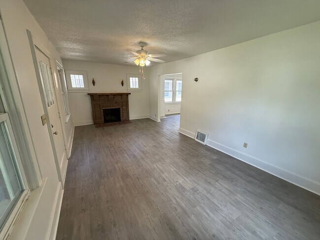 Building Photo - Newly refreshed home