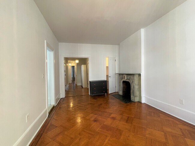 Living Room - 111 E 60th St